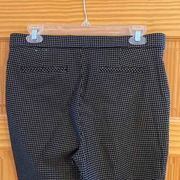 Anne Klein stretchy form fitting ankle cut pants. Size Mediun - Picture 5 of 6